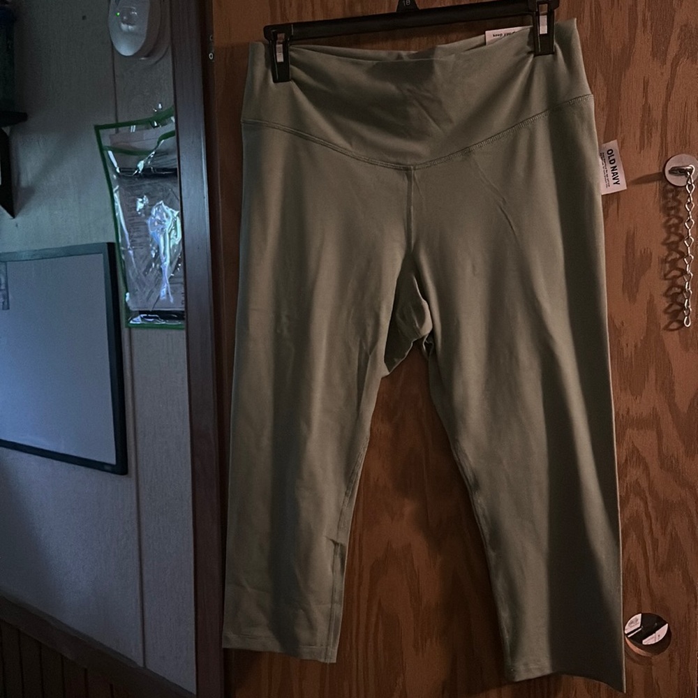 OLD NAVY EXTRA HIGH RISE CROP LEGGINGS: WEEPING WILLOW: NEW WITH TAGS: SIZE XL
